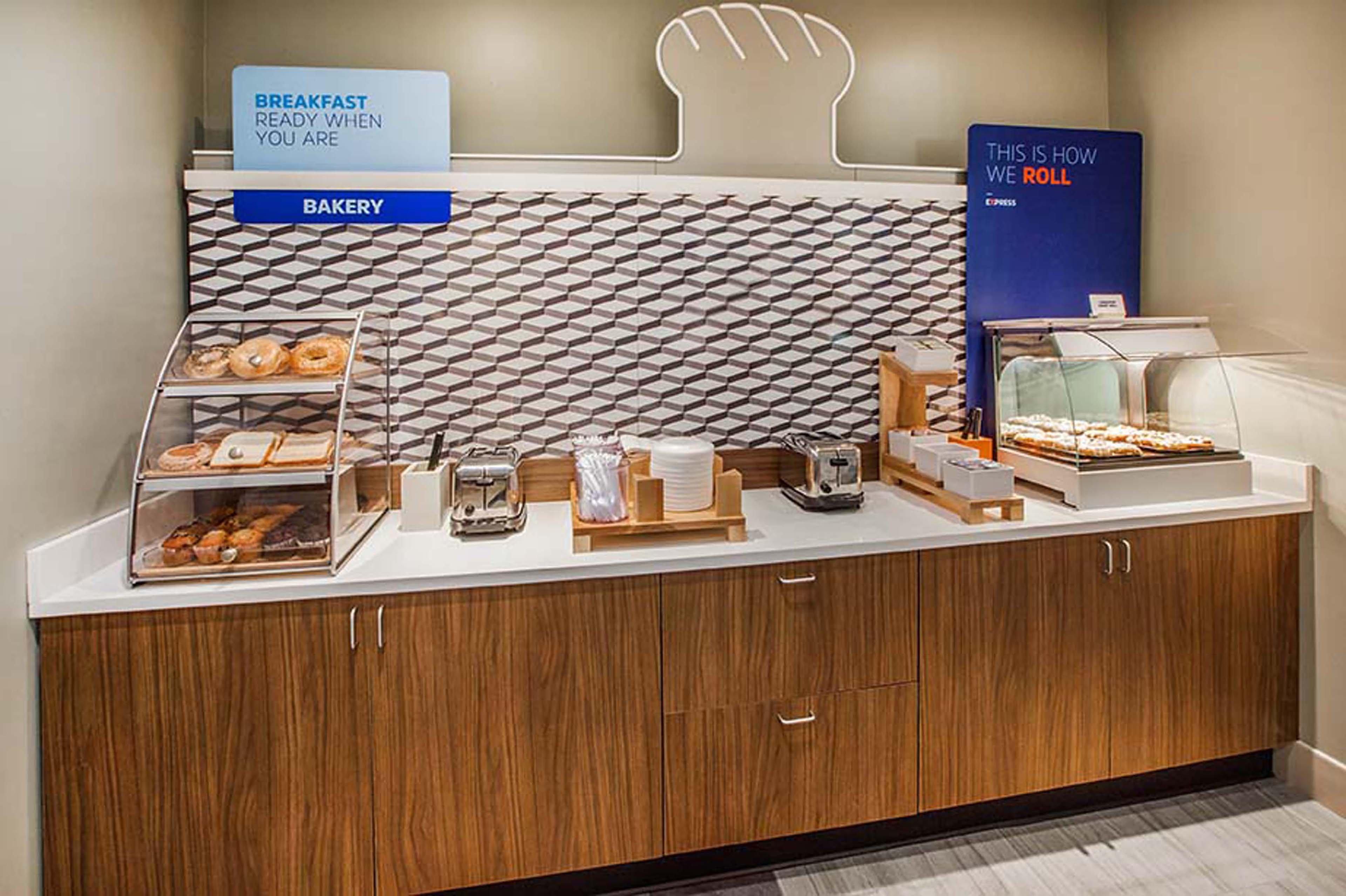 Holiday Inn Express & Suites - Boston South - Randolph By Ihg Dış mekan fotoğraf